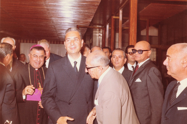 Il presidente del Consiglio Aldo Moro e Luciano Jona all’inaugurazione della sede del Credito fondiario di Bari, 2 ottobre 1966.