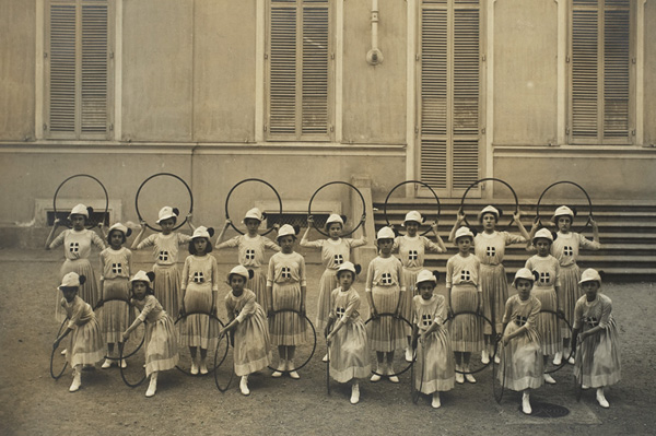 Gruppo di alunne del corso complementare dell’Educatorio duchessa Isabella che prese parte al concorso internazionale ginnastico tenutosi in Torino nel maggio 1911 durante l’Esposizione internazionale.