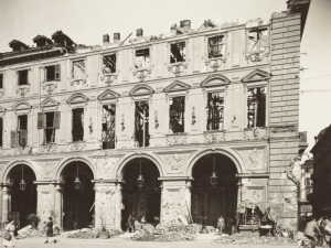 Fotografie Torino: Palazzo Turinetti in piazza San Carlo a Torino, dopo i bombardamenti del 1943 © Archivio storico della Compagnia di San Paolo